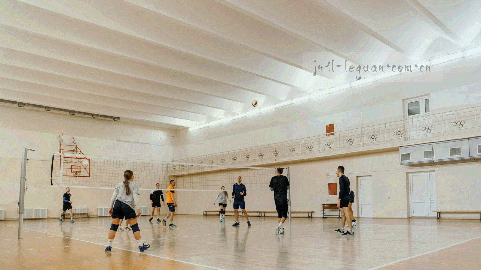 笔记本电脑与数据光效结合的抽象图展现桌面端访问环境
